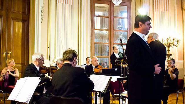 Patnáct členů rakousko-českého orchestru, pojmenovaného po králi valčíků, zahrálo Straussovy melodie i skladby dalších hudebních velikánů.