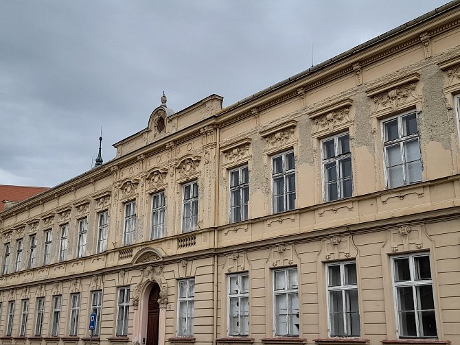 Bývalá střední zdravotnická škola v Dědicích.