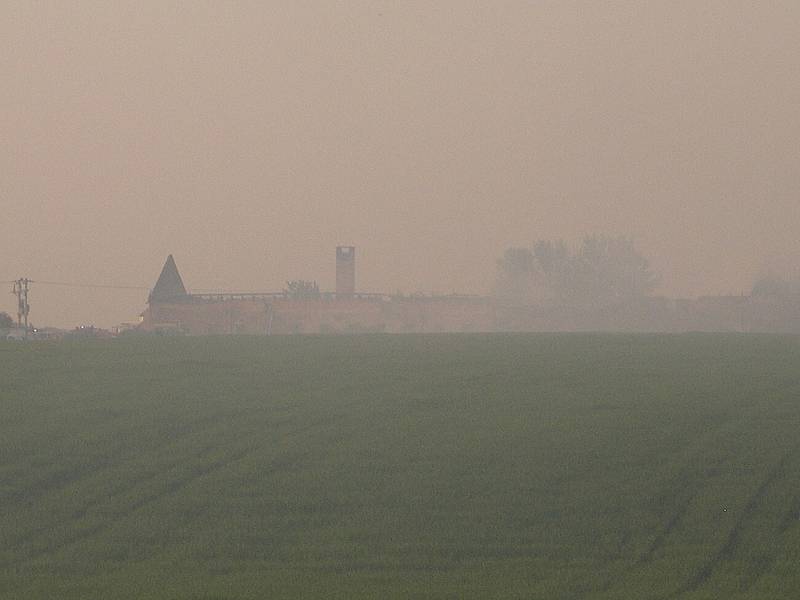 Hustý kouř z požářiště se šířil do volného terénu a nezasáhl žádnou obydlenou oblast. O případném odtěžení kontaminované půdy a jiných opatřeních odborníci rozhodnou v dalších dnech.