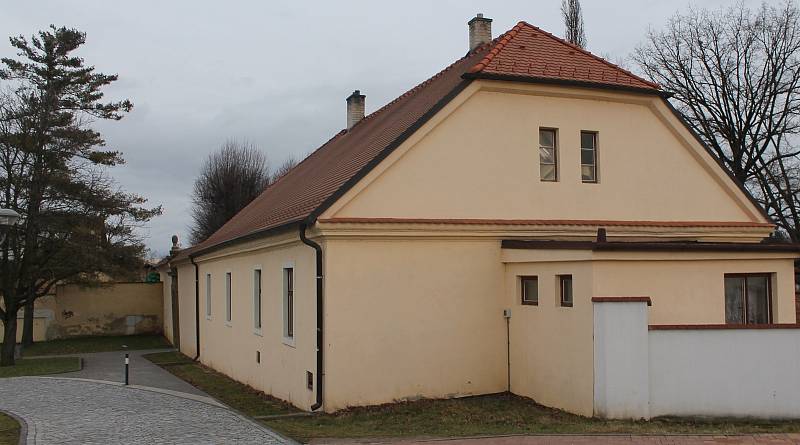 Dům na Hřbitovní ulici je dlouhodobě nevyužívaný. Dříve sloužil zahradníkovi blízké zámecké zahrady.