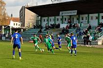 Snímek z  utkání krajského Tatran Rousínov (zelené dresy) - Dosta Bystrc-Kníničky 0:4.