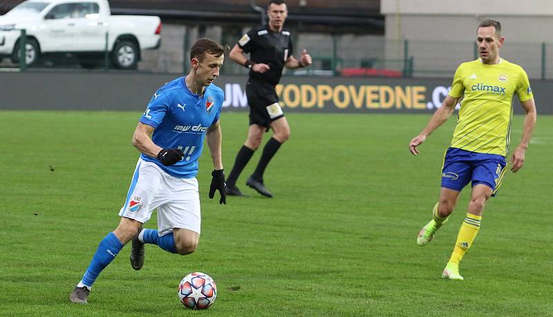 Fotbalisté Zlína (žluté dresy) hráli doma s Baníkem Ostrava 2:2. Zápas sledoval jen omezený počet diváků.