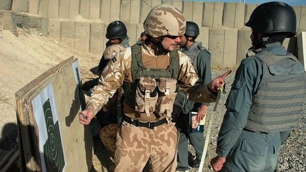 Vojáci Provinčního rekonstrukčního týmu Lógar včetně členů z Bučovic se podílejí na výcviku Afghánské národní policie.