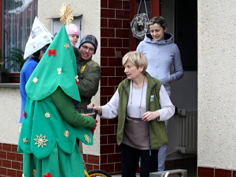 Tradiční průvod masek prošel Holubicemi, aby pozval místní na večerní ostatkovou zábavu.