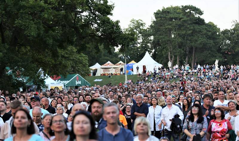 Několikrát odložený koncert Stinga přilákal tisíce posluchačů.