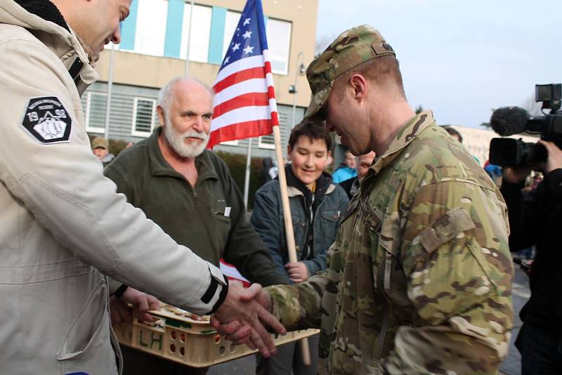Americký armádní konvoj dorazil v neděli odpoledne do Vyškova. Přišly ho přivítat tisíce příznivců, někteří i s dary pro vojáky: všichni dostali kus domácího koláče, někteří čokoládu nebo třeba i pivo v plechovce.