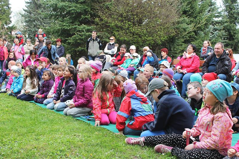 Den Země ve vyškovském zooparku lákal na křest velbloudího mláděte Aladina, hudbu i pohádky.