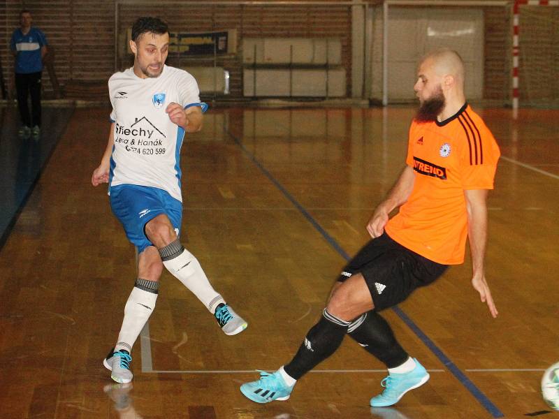 V utkání druhé ligy futsalistů porazil Amor Kloboučky Vyškov (bílé dresy) vedoucí tým soutěže SKUP Olomouc 8:6.