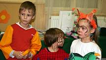 Děti i dospělí z rousínovské místní části Rousínovec se sešli v sále místního spolku Svornost, kde se konal maškarní ples.
