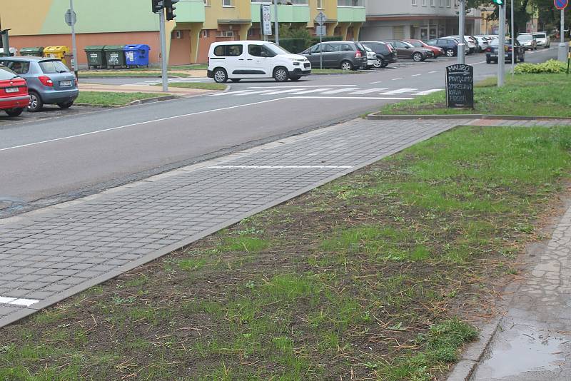 Rodiče nyní nemusí zajíždět až do vnitrobloku sídliště, ale vysadit své dítě mohou před křižovatkou.