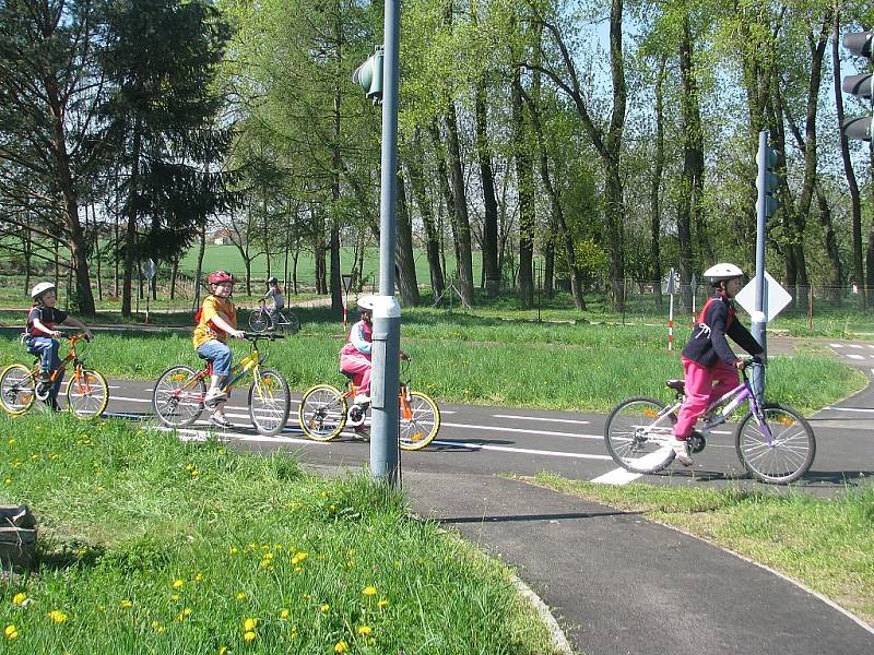 Výuka pravidel silničního provozu na dětském dopravním hřišti ve Vyškově