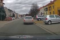 S platným zákazem řízení a pod vlivem drog jezdil po Vyškovsku řidič, který s sebou vezl i ženu a čtyři malé děti.