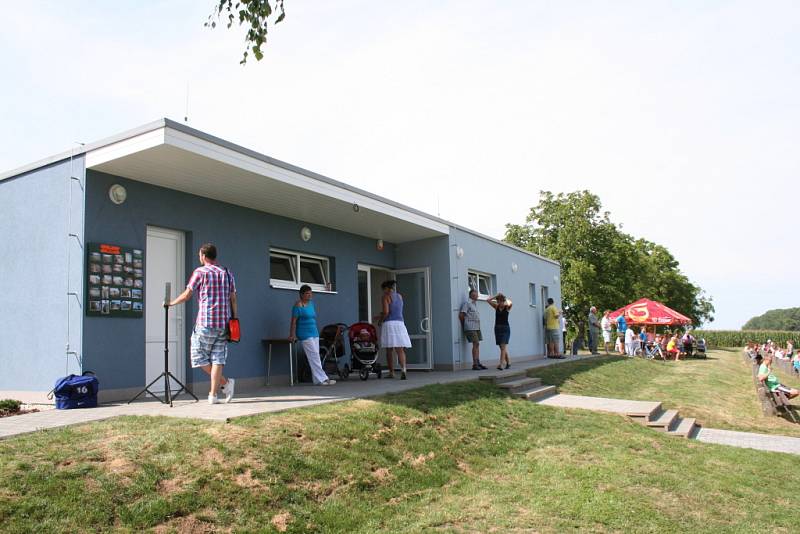 Obecní úřad ve Švábenicích na Vyškovsku předal místnímu fotbalovému klubu Sokol do užívání nové kabiny, které postavil během necelého jednoho roku.