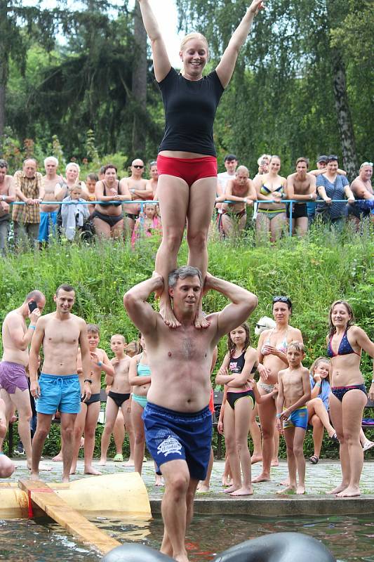 Vodomilové všech věkových kategorií zdolávali v sobotu odpoledne lávku na přírodním koupališti v Lulči na Vyškovsku. Letošní ročník zábavné soutěže se nesl ve znamení muzikálu Mamma Mia a skupiny ABBA.