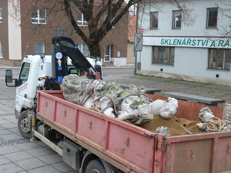 Rozebírání sousoší svatého Floriána na Palackého náměstí v roce 2012. Původní sochy nahradily kopie.