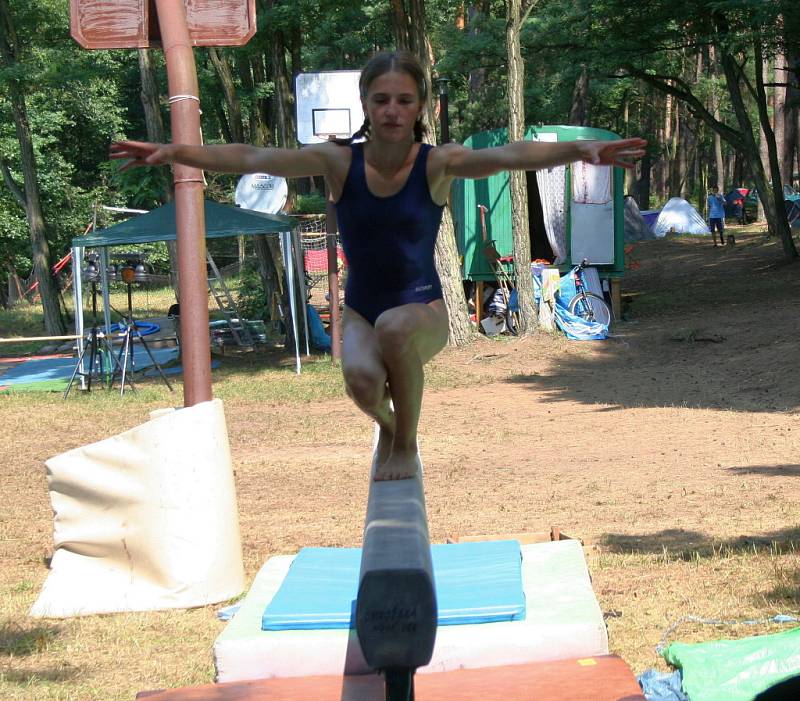 Mezinárodní letní tábor sportovních gymnastů v Rohatci-Soboňkách na Hodonínsku. Pořadatel TJ Sokol Bučovice