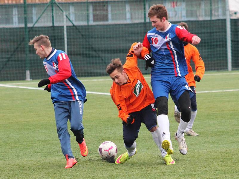 V přípravném utkání prohráli fotbalisté Tatranu Rousínov na umělém trávníku ve Vyškově s divizním FK Blansko 2:6.