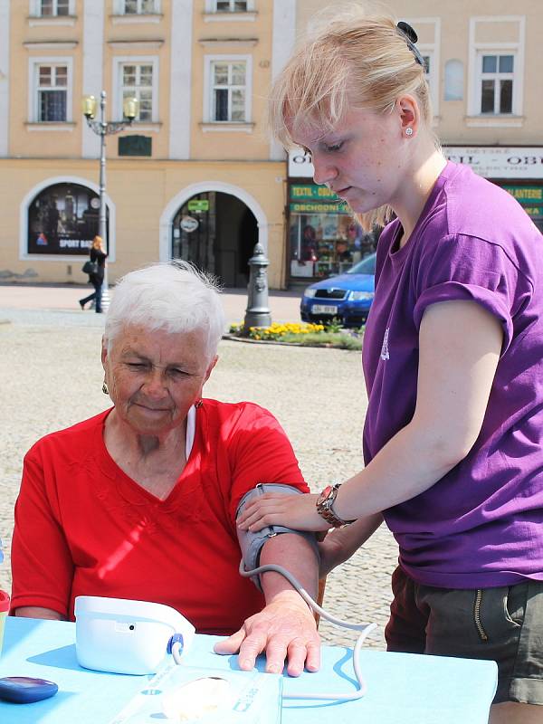 Školní soutěž v první pomoci ve Vyškově zaujala i veřejnost. Lidé si nechali měři tlak, někteří dokonce namaskovat zranění.