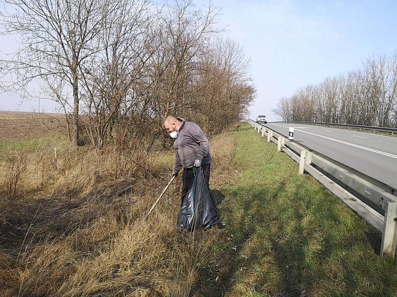 Do úklidu Slavkova se zapojila více než stovka lidí.