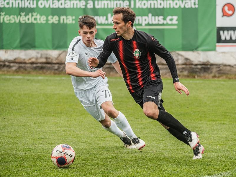 Uklidňující body získali fotbalisté MFK Vyškov (bílé dresy) v druholigovém utkání s Viktorií Žižkov, kterou v Drnovicích porazili 2:1.