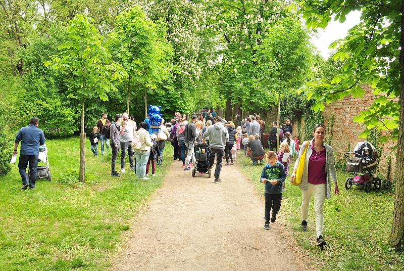 Zámecký park ve Slavkově byl poslední květnovou sobotu plný pohádkových bytostí. Lidé si užili také jarmark. Pořadatelé rozdali odměny 3,5 tisícům dětí.