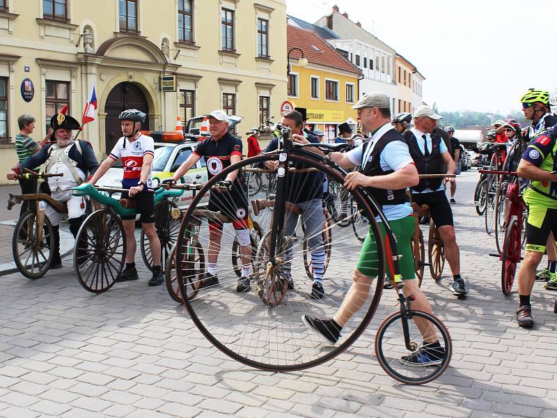 Dvě stě kilometrů za čtyři dny ujedou účastníci oslavné jízdy po jihu Moravy. V neděli, třetí den akce, jezdci v čele s Ivanem Křivánkem na drezíně startovali ve Slavkově u Brna.