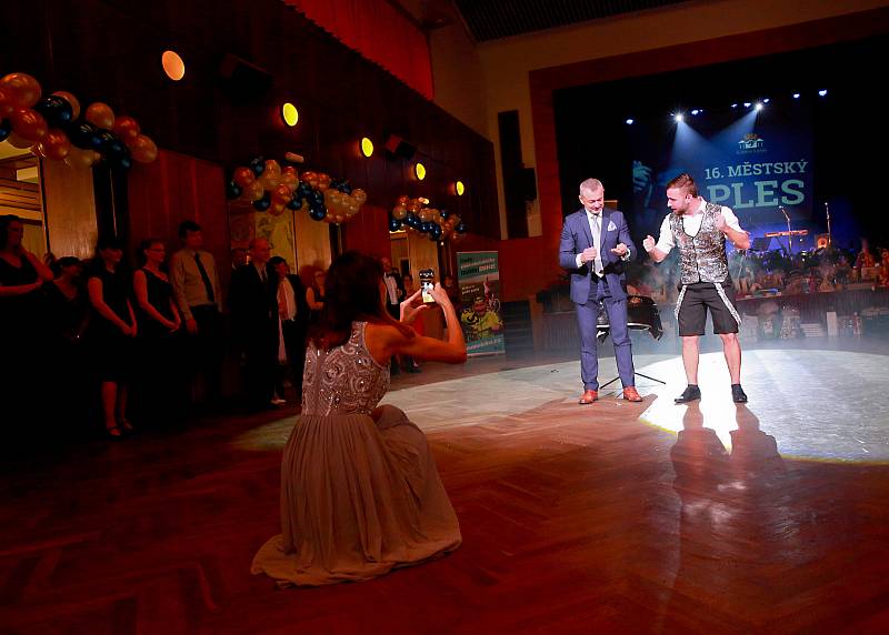 Městský ples ve Slavkově u Brna nabídl mimo hudby a tance i vystoupení kouzelníka.