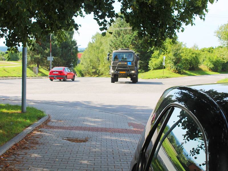 Křižovatka u areálu vojenské posádky.