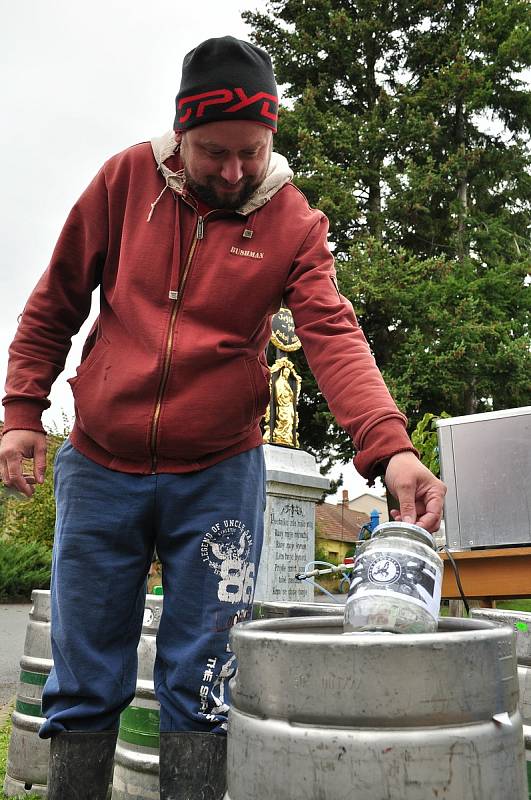 S humorem se Vítovičtí hospodští vyrovnali se zavřenou hospodou. Pivo vylili do potoka, ale přitom pobavili štamgasty.