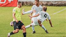 Oslabení fotbalistům MFK Vyškov (bílé dresy) nevadilo. I v deseti porazili Prostějov 4:0.