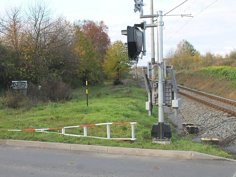 Řidič linkového autobusu prorazil závory na železničním přejezdu.