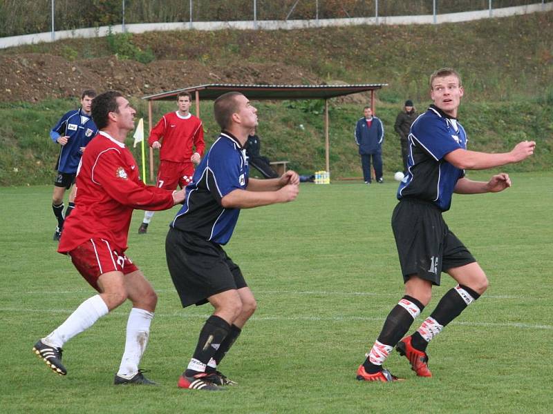 PŘEVAHA K NIČEMU. Většinou pod taktovkou hostů se hrálo v Brankovicích, přesto se nakonec radovali domácí. 