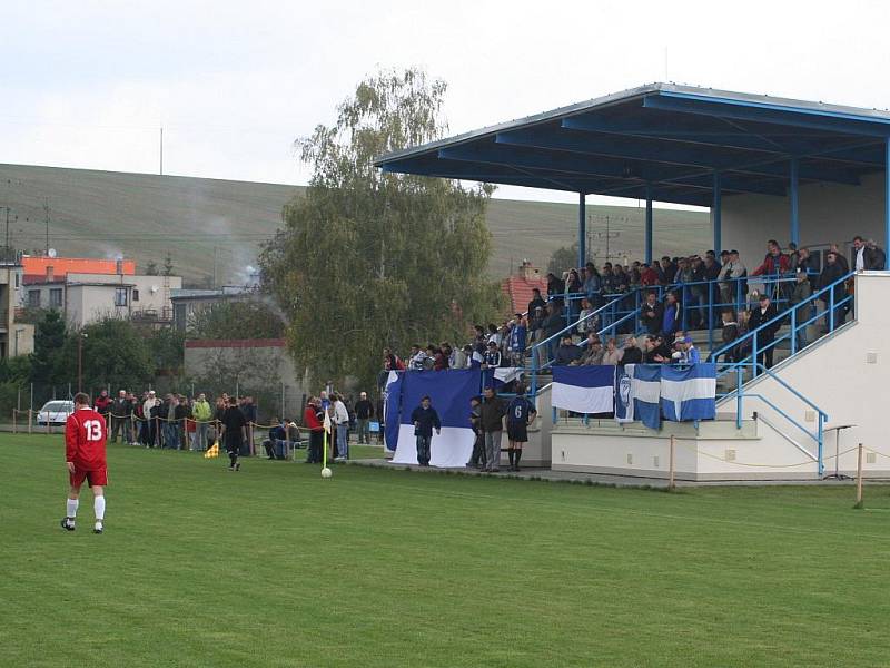 PŘEVAHA K NIČEMU. Většinou pod taktovkou hostů se hrálo v Brankovicích, přesto se nakonec radovali domácí. 