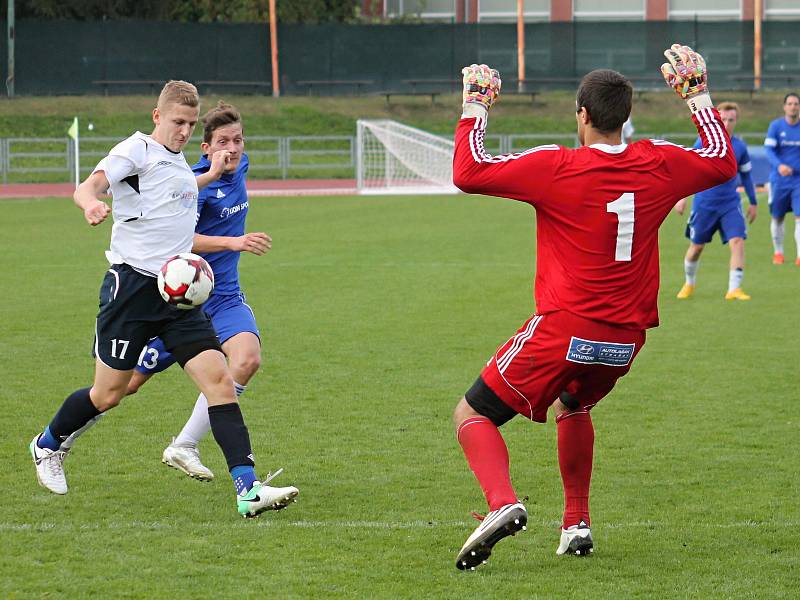 V utkání Moravskoslezské ligy porazili fotbalisté MFK Vyškov (v bílém) nováčka Jiskru Rýmařov 2:0.