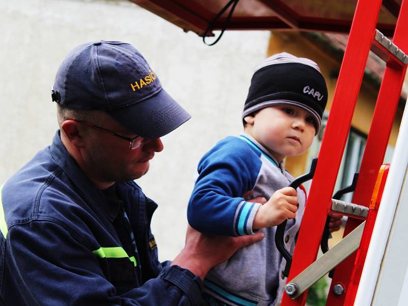 Vyrobit kouzelný lektvar, zasoutěžit si o nejlepší kostým, obdivovat výkony siláka Franty nebo také asistovat při zapalování vatry. To vše mohli čarodějnice a čarodějové o Filipojakubské noci, respektive odpoledni v Křenovicích.