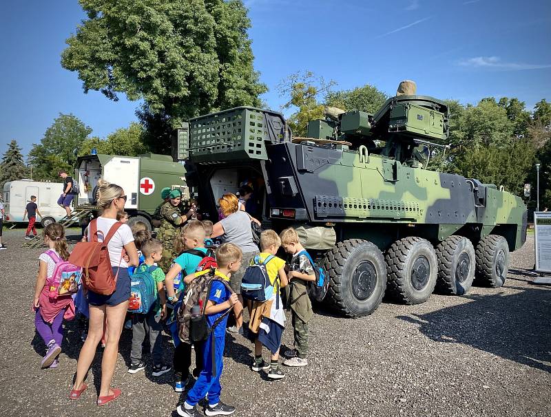 Vojáci přijeli za dětmi do škol, aby jim přiblížili přípravu občanů k obraně státu.