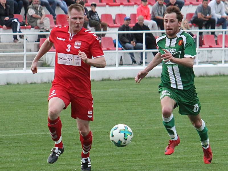 V semifinále krajského poháru porazili fotbalisté Startu Brno (červené dresy) Tatran Rousínov 4:1.