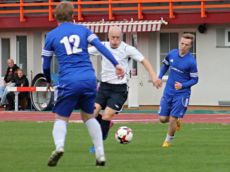 V utkání Moravskoslezské ligy porazili fotbalisté MFK Vyškov (v bílém) nováčka Jiskru Rýmařov 2:0.