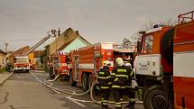 Tři vodní proudy muselo použít hned pět jednotek hasičů, které v úterý před pátou hodinou odpolední zasahovaly u požáru v Nemoticích. Hořela zde totiž střecha rodinného domu.