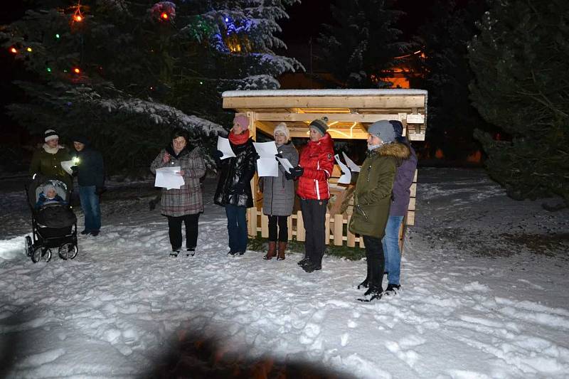 V Krásensku se zpívalo u vánočního stromečku. Přišlo zhruba šedesát lidí.