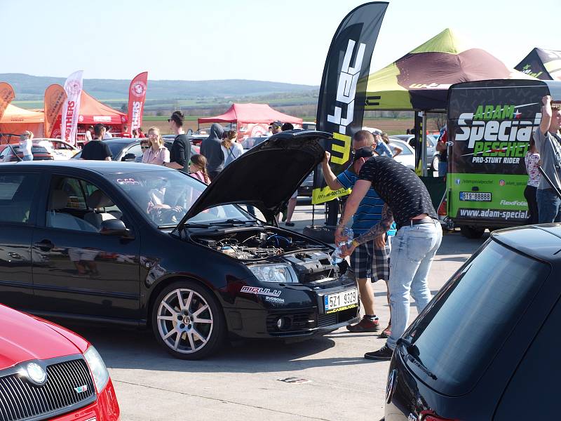 Na vyškovském letišti měli dostaveníčko přátelé tunnigu a burácejících motorů.