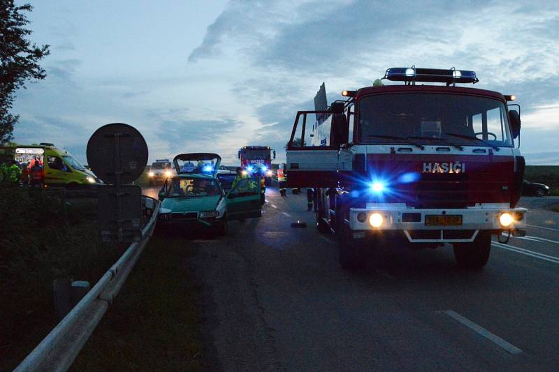 Tři zraněné a zásah hydraulické techniky si vyžádala nehoda dvou aut u Kovalovic.