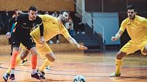 Ve 12. kole II. ligy ve futsalu zvítězil Amor Kloboučky Vyškov (černé dresy) nad Vysokým Mýtem 2:1.