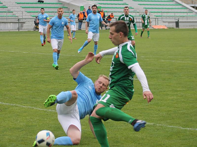 V krajském přeboru fotbalistů porazil Tatran Rousínov doma FC Boskovice 3:1. Klub předal dárek Liboru Kupčíkovi, který po 24 letech v Tatranu ukončil kariéru.