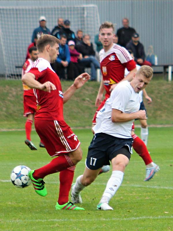 V 6. kole Moravskoslezské fotbalové ligy (MSFL) remizoval FC Velké Meziříčí (v červeném) s MFK Vyškov 1:1.