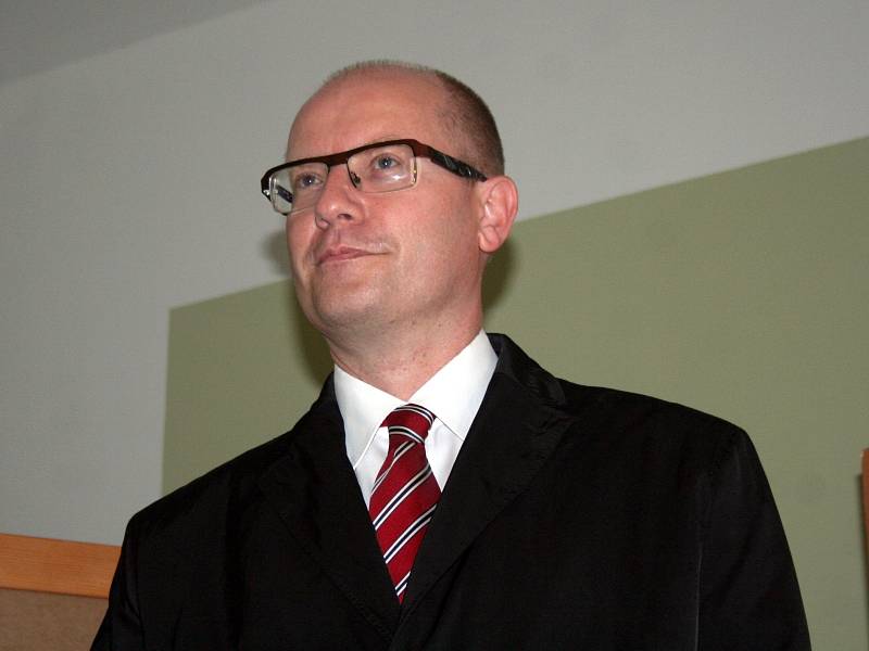 Předseda sociálních demokratů Bohuslav Sobotka vhodil svůj hlasovací lístek do urny v pátek před půl šestou odpoledne v základní škole ve Slavkově u Brna.