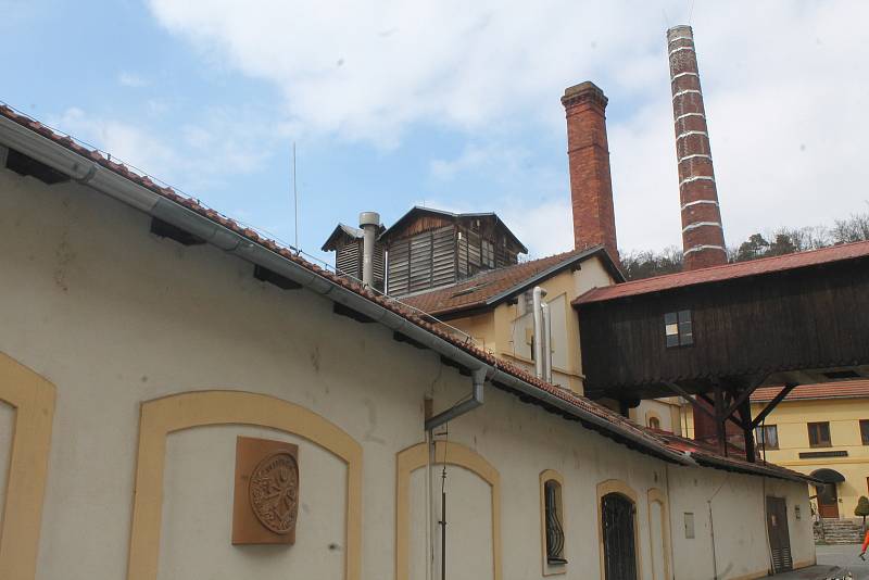 Na nádvoří pivovaru v Černé Hoře se sešly stovky turistů s holemi.