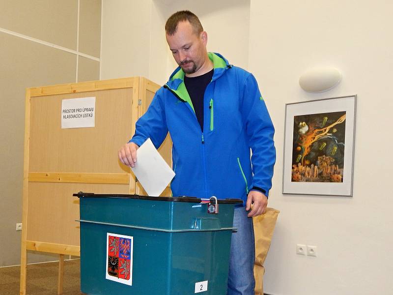 První voliči přišli do knihovny Karla Dvořáčka ve Vyškově ihned po otevření volební místnosti.