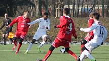 Fotbalisté MFK Vyškov (v červeném) porazili v zimní přípravě rezervu 1. FC Slovácko 2:1.