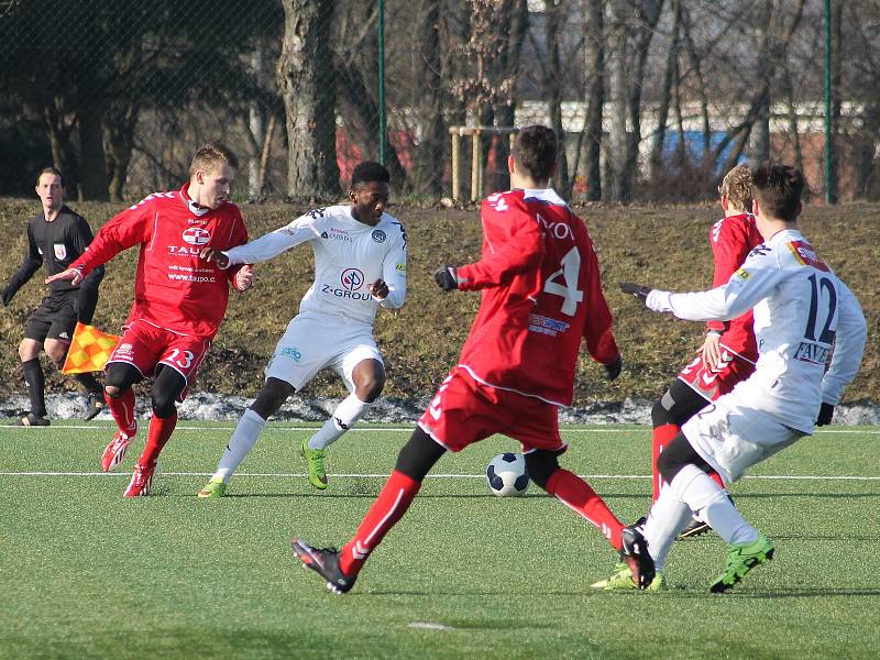 Fotbalisté MFK Vyškov (v červeném) porazili v zimní přípravě rezervu 1. FC Slovácko 2:1.